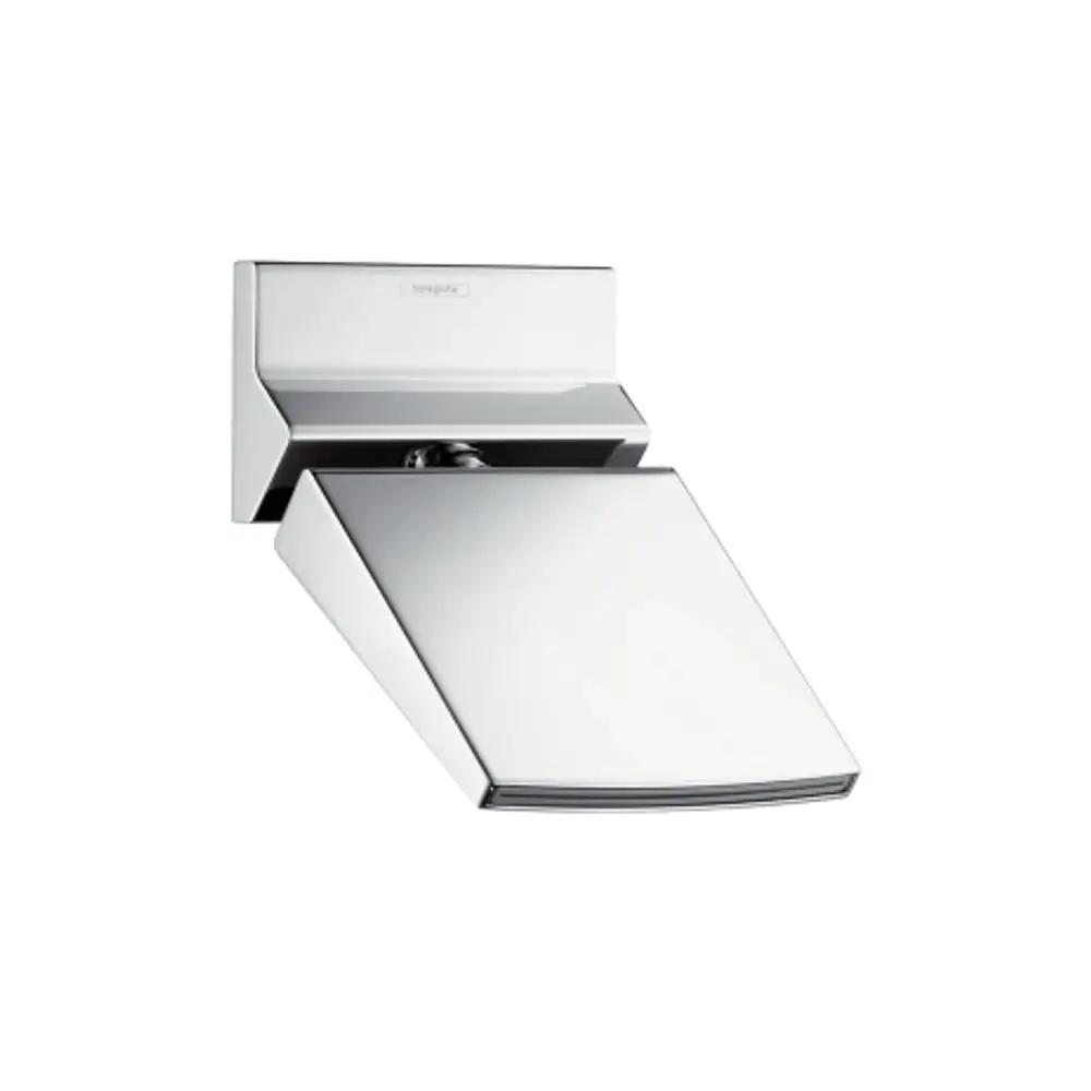 Hansgrohe Kopfbrause in glänzendem Chrom, mit schräger, rechteckiger Form, montiert an einer Wandhalterung, ohne sichtbare Steuerungselemente.